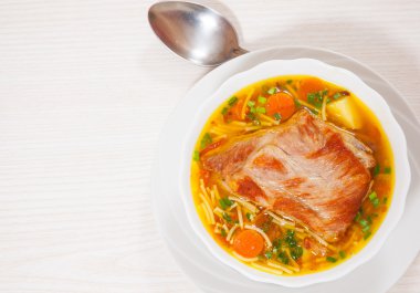 çorba, et, makarna ve sebzeler