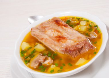 Et çorbası ile sebze ve mantar