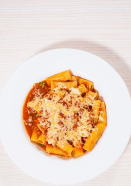 makarna rigatoni domates sos ve peynir ile