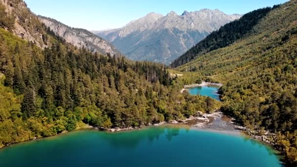 Sjöar i berg, nationalpark. Höstlandskap, solsken väder solig dag. — Stockvideo