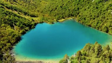 Dağlarda göller, ulusal park. Yaz manzarası, güneşli hava güneşli gün..