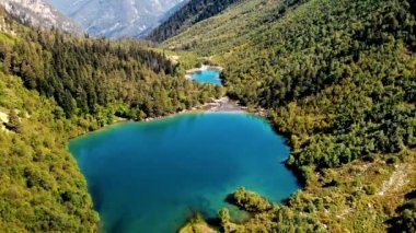 Dağlarda göller, ulusal park. Yaz manzarası, güneşli hava güneşli gün..