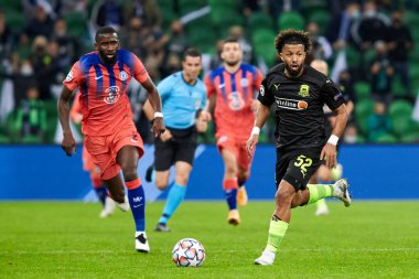 Krasnodar, Rusya - 28 Ekim 2020: FC Krasnodar takımından Tonny Vilhena, FC Krasnodar ile Chelsea FC arasındaki UEFA Şampiyonlar Ligi karşılaşmasında Antonio Rudiger ile top mücadelesi verdi.