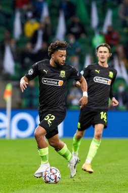 Krasnodar, Rusya - 28 Ekim 2020: FC Krasnodar takımından Tonny Vilhena, FC Krasnodar ve Chelsea FC FC arasında oynanan UEFA Şampiyonlar Ligi E karşılaşması sırasında görev başında
