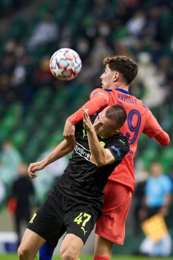 Krasnodar, Rusya - 28 Ekim 2020: FC Krasnodar takımından Daniil Utkin, UEFA Şampiyonlar Ligi grubu E karşılaşması sırasında Chelsea FC takımından Kai Havertz ile top mücadelesi verdi.