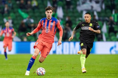 Krasnodar, Rusya - OCTOBER 28, 2020: FC Krasnodar takımından Cristian Ramirez, Chelsea FC takımından Kai Havertz ile FC Krasnodar ve Chelsea FC arasında oynanan UEFA Şampiyonlar Ligi karşılaşmasında top mücadelesi verdi.