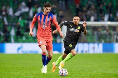 Krasnodar, Rusya - OCTOBER 28, 2020: FC Krasnodar takımından Cristian Ramirez, Chelsea FC takımından Kai Havertz ile FC Krasnodar ve Chelsea FC arasında oynanan UEFA Şampiyonlar Ligi karşılaşmasında top mücadelesi verdi.