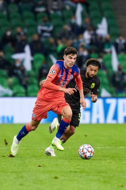 Krasnodar, Rusya - 28 Ekim 2020: FC Krasnodar takımından Tonny Vilhena, UEFA Şampiyonlar Ligi karşılaşmasında Chelsea FC takımından Kai Havertz ile top mücadelesi verdi.