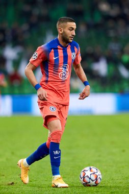 Krasnodar, Rusya - 28 Ekim 2020: Chelsea FC 'den Hakim Ziyech, FC Krasnodar ve Chelsea FC arasında oynanan UEFA Şampiyonlar Ligi E Grubu karşılaşmasında top için mücadele etti.