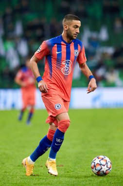 Krasnodar, Rusya - 28 Ekim 2020: Chelsea FC 'den Hakim Ziyech, FC Krasnodar ve Chelsea FC arasında oynanan UEFA Şampiyonlar Ligi E Grubu karşılaşmasında top için mücadele etti.