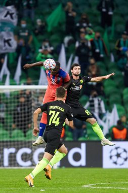 Krasnodar, Rusya - 28 Ekim 2020: Leon Sabua UEFA Şampiyonlar Ligi grubu E - FC Krasnodar ve Chelsea FC arasında oynanan karşılaşma sırasında Chelsea FC takımından Kurt Zouma ile top için mücadele etti.