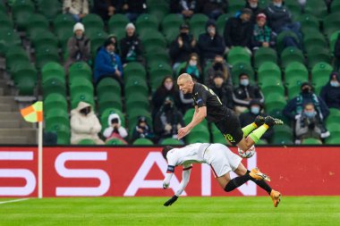 Krasnodar, Rusya - FC Krasnodar 'dan İgor Smolnikov, FC Krasnodar ve Sevilla FC arasında oynanan UEFA Şampiyonlar Ligi karşılaşmasında Sevilla Escudero ile top mücadelesi verdi.