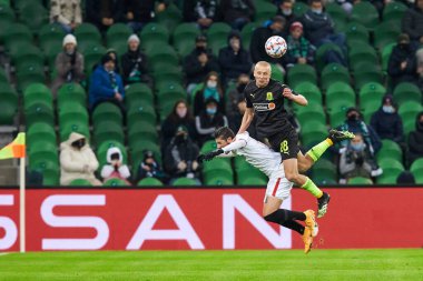 Krasnodar, Rusya - FC Krasnodar 'dan İgor Smolnikov, FC Krasnodar ve Sevilla FC arasında oynanan UEFA Şampiyonlar Ligi karşılaşmasında Sevilla Escudero ile top mücadelesi verdi.
