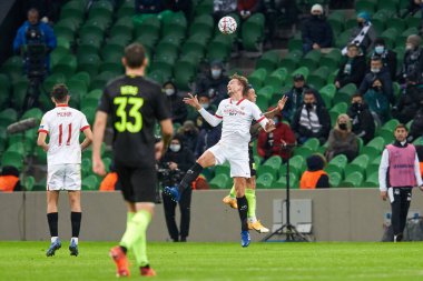 Krasnodar, Rusya - NOVEMBER 24, 2020: Sevilla FC takımından Luuk de Jong, UEFA Şampiyonlar Ligi grubu E ile FC Krasnodar ve Sevilla FC arasında oynanan karşılaşma sırasında top için mücadele etti.