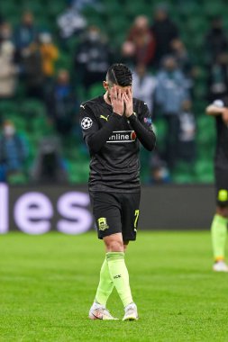 Krasnodar, Rusya - NOVEMBER 24, 2020: FC Krasnodar 'dan Remy Cabella, UEFA Şampiyonlar Ligi E grubu FC Krasnodar ve Sevilla FC FC arasında oynanan karşılaşmada başını tutuyor
