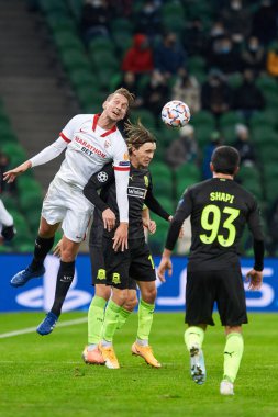 Krasnodar, Rusya - NOVEMBER 24, 2020: Sevilla FC takımından Luuk de Jong, UEFA Şampiyonlar Ligi grubu E ile FC Krasnodar ve Sevilla FC arasında oynanan karşılaşma sırasında top için mücadele etti.