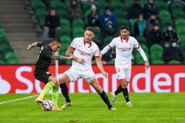 Krasnodar, Rusya - NOVEMBER 24, 2020: FC Krasnodar takımından Cristian Ramirez UEFA Şampiyonlar Ligi E grubu FC Krasnodar ile Sevilla FC FC arasında oynanan karşılaşma sırasında top için mücadele etti