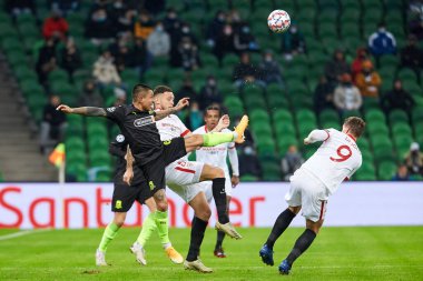 Krasnodar, Rusya - NOVEMBER 24, 2020: FC Krasnodar takımından Cristian Ramirez UEFA Şampiyonlar Ligi E grubu FC Krasnodar ile Sevilla FC FC arasında oynanan karşılaşma sırasında top için mücadele etti