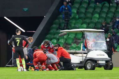 Krasnodar, Rusya - NOVEMBER 24, 2020: Sevilla FC 'den Sergio Escudero, UEFA Şampiyonlar Ligi E Grubu FC Krasnodar ve Sevilla FC FC arasında oynanan karşılaşmada tıbbi yardım aldı