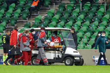 Krasnodar, Rusya - NOVEMBER 24, 2020: Sevilla FC 'den Sergio Escudero, UEFA Şampiyonlar Ligi E Grubu FC Krasnodar ve Sevilla FC FC arasında oynanan karşılaşmada tıbbi yardım aldı