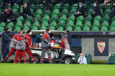 Krasnodar, Rusya - NOVEMBER 24, 2020: Sevilla FC 'den Sergio Escudero, UEFA Şampiyonlar Ligi E Grubu FC Krasnodar ve Sevilla FC FC arasında oynanan karşılaşmada tıbbi yardım aldı