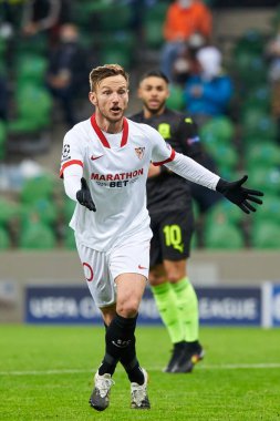 Krasnodar, Rusya - NOVEMBER 24, 2020: Sevilla FC 'den Ivan Rakitiç, UEFA Şampiyonlar Ligi E Grubu FC Krasnodar ve Sevilla FC arasında oynanan karşılaşmada talimat verdi