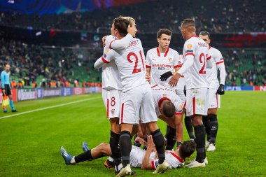 Krasnodar, Rusya - NOVEMBER 24, 2020: Sevilla FC 'den Oliver Torres, UEFA Şampiyonlar Ligi E grubu FC Krasnodar ve Sevilla FC FC arasında oynanan karşılaşmada takımının golünü attıktan sonra kutluyor