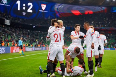 Krasnodar, Rusya - NOVEMBER 24, 2020: Sevilla FC 'den Oliver Torres, UEFA Şampiyonlar Ligi E grubu FC Krasnodar ve Sevilla FC FC arasında oynanan karşılaşmada takımının golünü attıktan sonra kutluyor