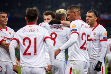 Krasnodar, Rusya - NOVEMBER 24, 2020: Sevilla FC 'den Joan Jordan, UEFA Şampiyonlar Ligi E grubu FC Krasnodar ve Sevilla FC FC arasında oynanan karşılaşmada takımının golünü attıktan sonra kutluyor