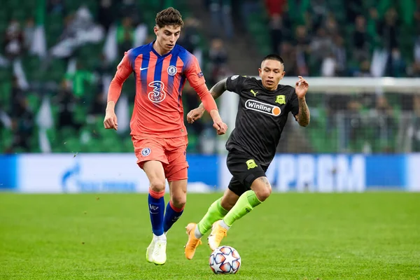 Krasnodar, Rusya - OCTOBER 28, 2020: FC Krasnodar takımından Cristian Ramirez, Chelsea FC takımından Kai Havertz ile FC Krasnodar ve Chelsea FC arasında oynanan UEFA Şampiyonlar Ligi karşılaşmasında top mücadelesi verdi.