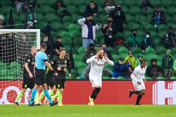 Krasnodar, Rusya - NOVEMBER 24, 2020: Sevilla FC 'li Nemanja Gudelj UEFA Şampiyonlar Ligi grubu E Grubu FC Krasnodar ve Sevilla FC FC arasında oynanan karşılaşmada başını tutuyor