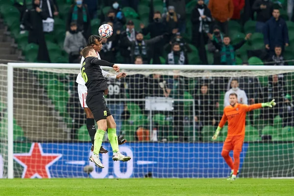 Krasnodar, Rusya - NOVEMBER 24, 2020: FC Krasnodar takımından Viktor Claesson Sevilla FC takımından Jules Kounde ile FC Krasnodar ve Sevilla FC arasında oynanan UEFA Şampiyonlar Ligi karşılaşmasında top mücadelesi verdi.