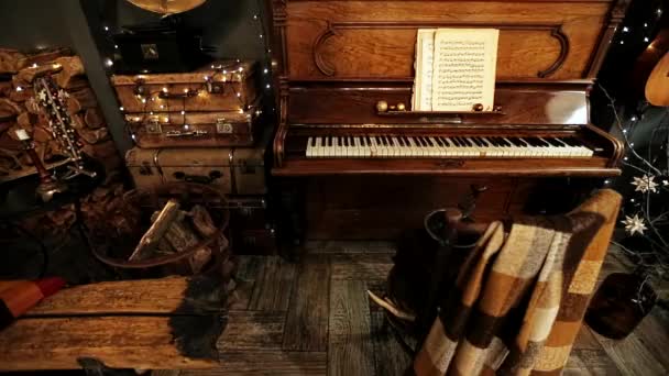 Piano en el interior retro año nuevo — Vídeos de Stock