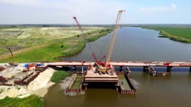 Nehri geçen köprünün havadan görüntüsü.