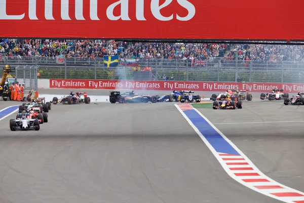 Nico Hulkenberg Sahara Force India and Marcus Ericsson Sauber crash at the start of the race. — стокове фото