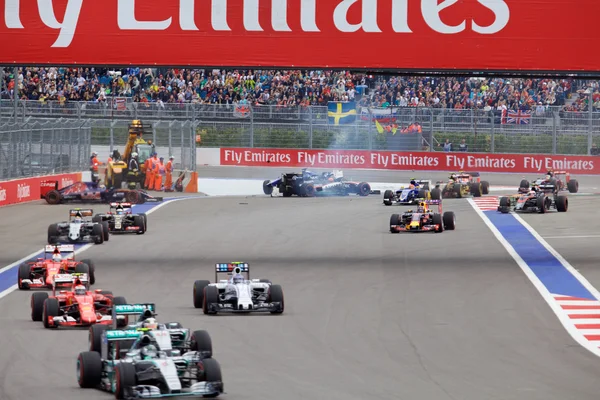 Nico Hulkenberg Sahara Force Índia e Marcus Ericsson Sauber caem no início da corrida . — Fotografia de Stock