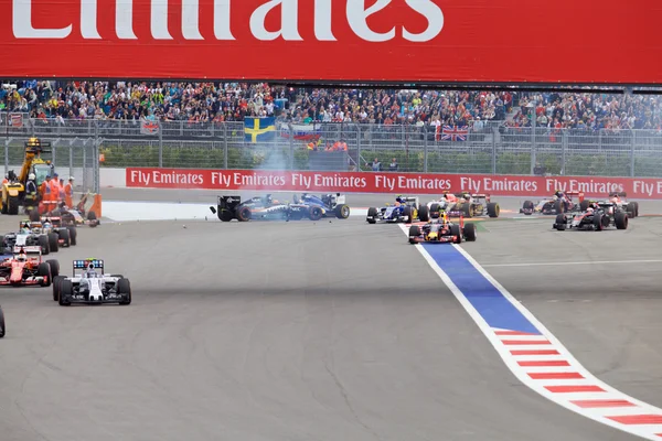 Nico Hulkenberg Sahara Force Índia e Marcus Ericsson Sauber caem no início da corrida . — Fotografia de Stock