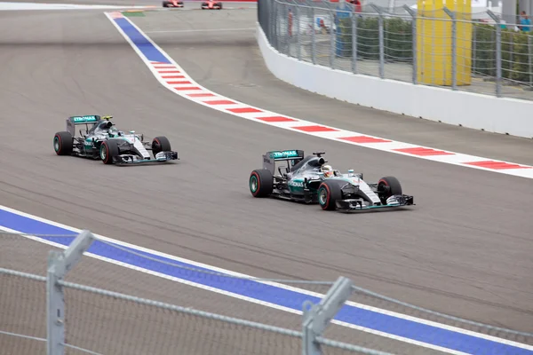 Lewis Hamilton of Mercedes AMG Petronas F1 Team leads Nico Rosberg Mercedes AMG Petronas Formula 1 Team — Stock Fotó