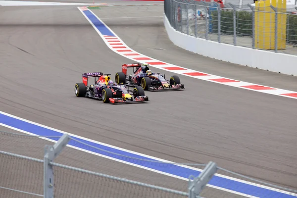 Daniel Ricciardo Red Bull Racing adelantando a Carlos Sainz Toro Rosso — Foto de Stock