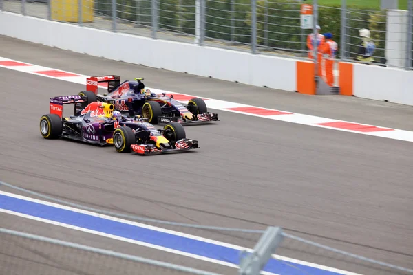 Daniel Ricciardo Red Bull Racing ultrapassa Carlos Sainz Toro Rosso — Fotografia de Stock