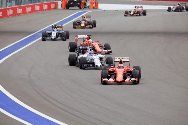 Kimi Raikkonen Scuderia Ferrari et Valtteri Bottas Williams Martini Racing réchauffent leurs pneus Photo De Stock