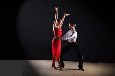 Latino dansçıları üzerine siyah izole balo salonu