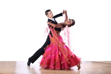 Balo salonundaki dansçılar beyaz arka planda izole edilmiş.