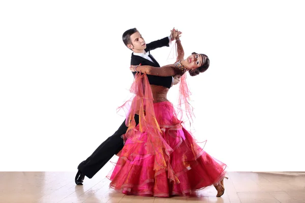 Dançarinos latinos no salão de baile — Fotografia de Stock