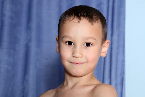 Портрет смешного маленького мальчика 3-4 года — стоковое фото