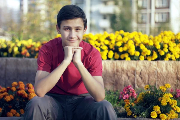 Der Junge vor dem Sommer-Hintergrund der Stadt — Stockfoto