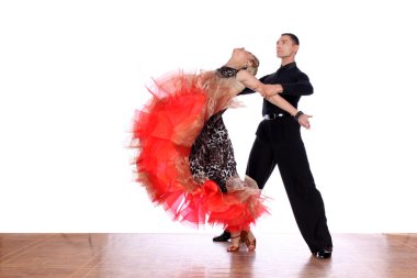 Latino dansçıları balo beyaz bir arka plana dayanır