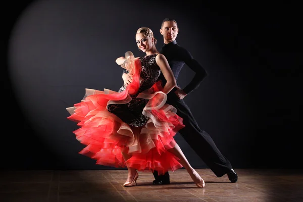 Bailarines en salón aislados sobre fondo negro —  Fotos de Stock