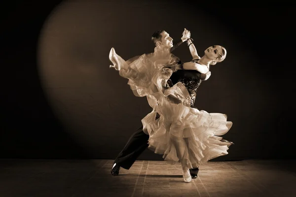 Tänzer im Ballsaal isoliert auf schwarzem Hintergrund — Stockfoto