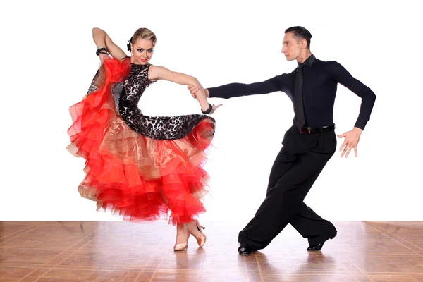 Latino-Tänzer im Ballsaal vor weißem Hintergrund — Stockfoto